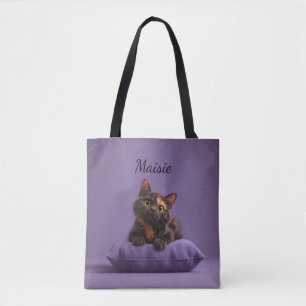 Cartoon Tortoiseshell Kitten op Paarse Kussen Tote Bag