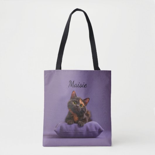 Cartoon Tortoiseshell Kitten op Paarse Kussen Tote Bag (Voorkant)