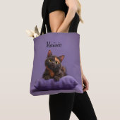 Cartoon Tortoiseshell Kitten op Paarse Kussen Tote Bag (Dichtbij)