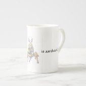 Cartoon van Aardvark, zittend en drink van een mok (Voorkant rechts)