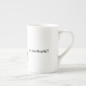 Cartoon van Aardvark, zittend en drink van een mok (Rechts)