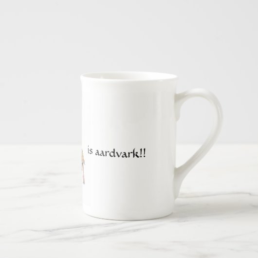 Cartoon van Aardvark, zittend en drink van een mok (Rechts)