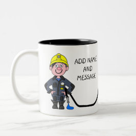 Cartoon van brandweerman die zijn slang vasthoudt tweekleurige koffiemok