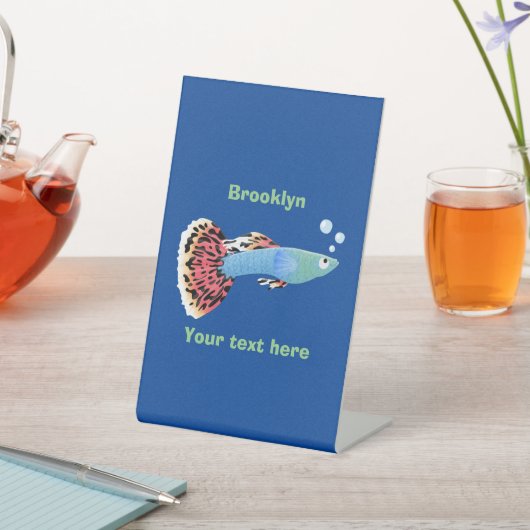 Cartoon van fancy guppy tropische vissoorten reclamebord met voetstuk (Insitu)