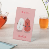 Cartoon van kawaï-luiers en paprika's reclamebord met voetstuk (Insitu)