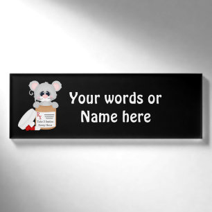 Cartoon verpleger muis voegt woordnaamlabel toe naambadge