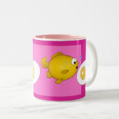 Cartoon vis en gefrituurde ei verrassing! tweekleurige koffiemok (Voorkant rechts)