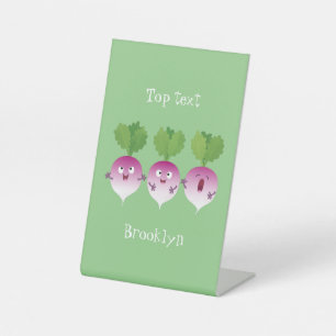 Cartoon voor het triozingend cute turnip reclamebord met voetstuk