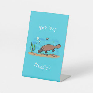 Cartoon voor het zwemmen van cute platypus reclamebord met voetstuk