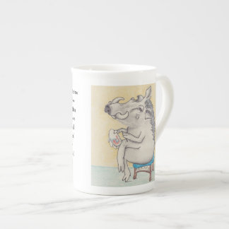Cartoon warthog die op borduurwerk werkt porselein kop