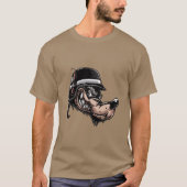Cartoon wolf met dynamiet op zijn Duitse helm T-shirt (Voorkant)