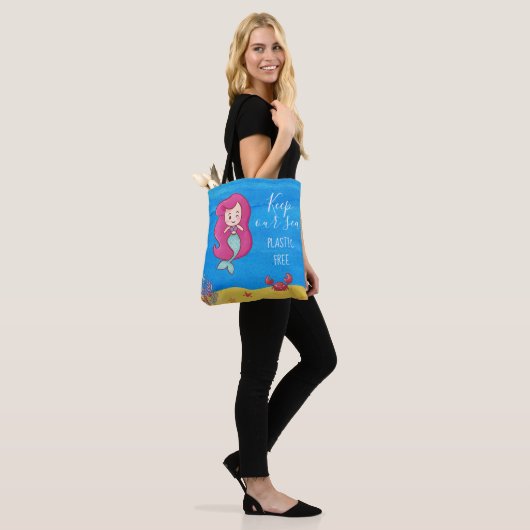 Cartoon zeemeermin met krab houdt plastic zee vrij tote bag (Op model)