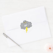 Cartoon zwarte wolk met bliksem ronde sticker (Envelop)