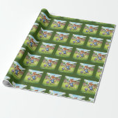 Cartoonhond speelt voetbal cadeaupapier (Uitgerold)