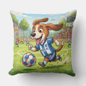 Cartoonhond speelt voetbal kussen (Voorkant)