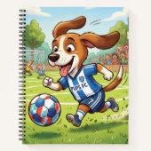 Cartoonhond speelt voetbal notitieboek (Voorkant)