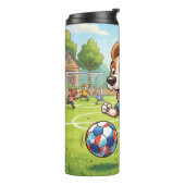 Cartoonhond speelt voetbal thermosbeker (Gedraaid links)
