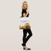 Cartoonish geel aangepaste monogram naam zonnebloe tote bag (Op model)