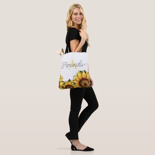 Cartoonish geel aangepaste monogram naam zonnebloe tote bag (Op model)