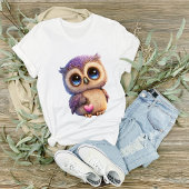 Cartoonuil met hart vasthoudend met grote ogen t-shirt