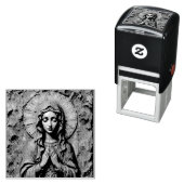 Carved Devotion  Wooden Mary Zelfinktende Stempel (In situ)