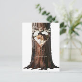 Carved Heart Tree Stump Rustic Save the Date Foto Aankondigingskaart (Staand voorkant)