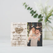 Carved Heart Tree Weddenfoto Save the Date Aankondigingskaart (Staand voorkant)