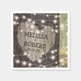 Carved Heart Tree Wedding | Rustige String Lights Servet