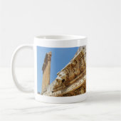 Carved Lion's hoofd in Baalbek Koffiemok (Links)