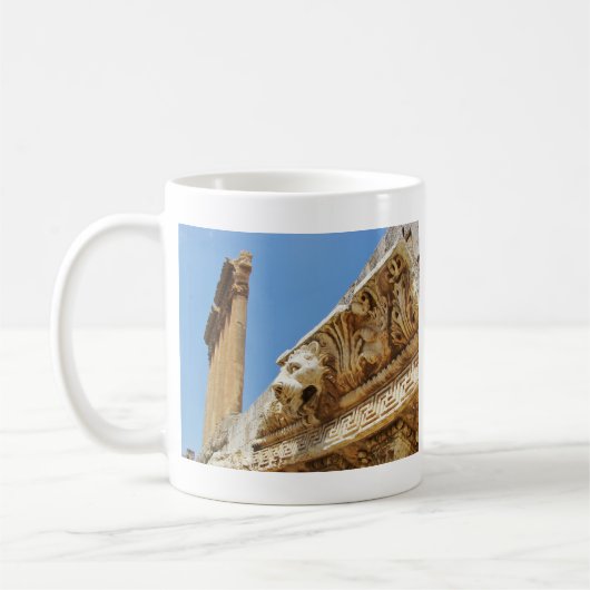 Carved Lion's hoofd in Baalbek Koffiemok (Links)