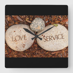 Carved "Love" "Service" Stones Vierkante Klok