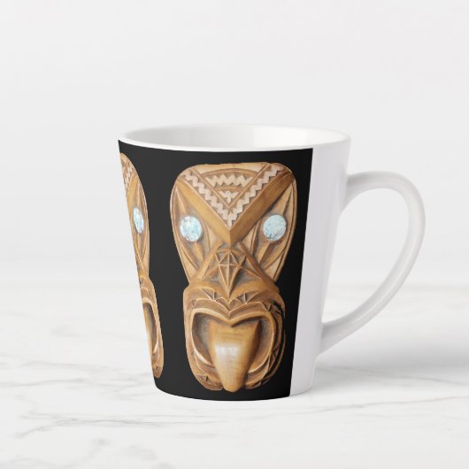 Carved Maori Tiki Face Thunder_Cove Latte Mok (Rechts)