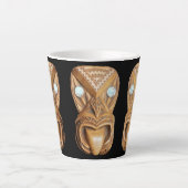 Carved Maori Tiki Face Thunder_Cove Latte Mok (Voorkant)