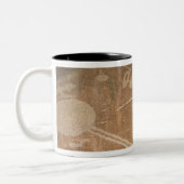 Carved petroglyph die figuren afschilderen tweekleurige koffiemok (Links)