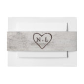 Carved Sweethearts Rustic Birch Wedding Monogram Uitnodigingen Wikkel (Voorkant Voorbeeld)