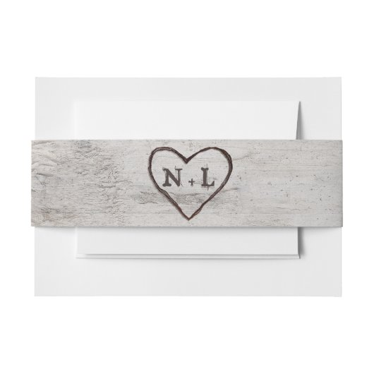 Carved Sweethearts Rustic Birch Wedding Monogram Uitnodigingen Wikkel (Voorkant Voorbeeld)