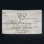 Carved Sweethearts Rustic Birch Wedding Welcome Spandoek<br><div class="desc">Gesneden Sweethearts rustiek berkenhout met verouderd grijs & off witte berkenboomschors design, en een verdrietige patina verweerde look. Dit herwonnen houtontwerp toont de initialen van het paar uitgehouwen in de hartvorm in de boom. Ook zijn er nare typografie land chique lettertypen, samen met een elegant handschrift script lettertype. Het ontwerp...</div>