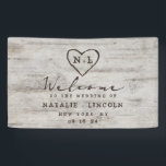 Carved Sweethearts Rustic Birch Wedding Welcome Spandoek<br><div class="desc">Gesneden Sweethearts rustiek berkenhout met verouderd grijs & off witte berkenboomschors design, en een verdrietige patina verweerde look. Dit herwonnen houtontwerp toont de initialen van het paar uitgehouwen in de hartvorm in de boom. Ook zijn er nare typografie land chique lettertypen, samen met een elegant handschrift script lettertype. Het ontwerp...</div>
