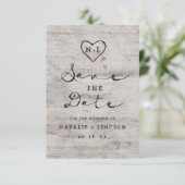 Carved Sweethearts Rustic Birch Wood Monogram Save The Date (Staand voorkant)