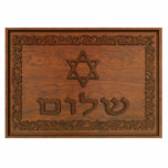 Carved Wood Shalom Fotobeeldje Magneet<br><div class="desc">Hij is voorzien van een computergegenereerd "oud houtbedekking" van een Magen David (Ster van David),  tekst die "Shalom" leest en een bloemige rand.</div>