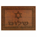Carved Wood Shalom Fotobeeldje Magneet<br><div class="desc">Hij is voorzien van een computergegenereerd "oud houtbedekking" van een Magen David (Ster van David),  tekst die "Shalom" leest en een bloemige rand.</div>