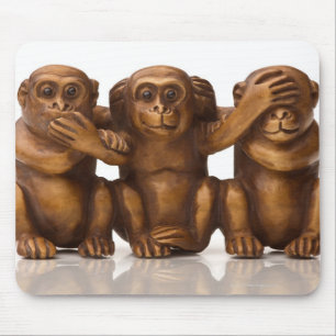 Carving of three wooden monkeys muismat