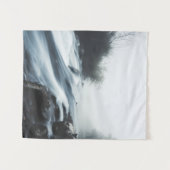 Cascade waterval op een mystieke ochtend wandkleed (Voorkant (horizontaal))