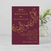 Cascading Leaves Wedding Merlot en Gold Folie Uitnodiging (Staand Voorkant)