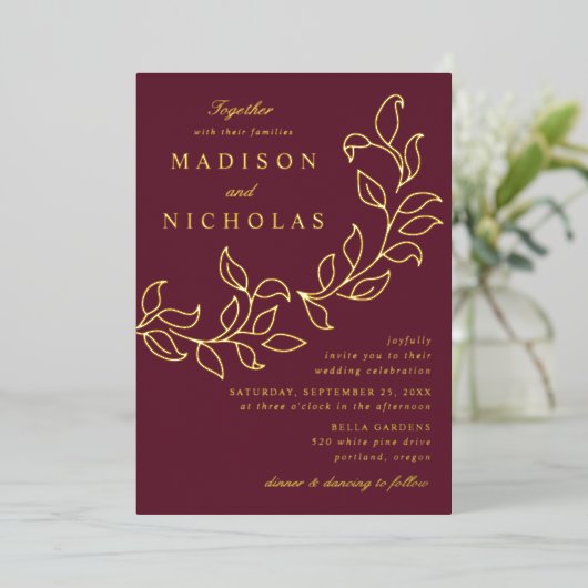 Cascading Leaves Wedding Merlot en Gold Folie Uitnodiging (Staand Voorkant)