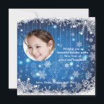 Cascading Snowflakes Photo Holiday Card Feestdagenkaart<br><div class="desc">Een verbluffend blauw en wit ontwerp met sneeuwvlokranden, draperende sneeuwvlokken en een rond afbeelding venster voor uw favoriete foto. Ideaal als een vakantiekaart of een uitnodiging voor een winterfeest. De kaart is eenvoudig aan te passen met uw tekst, lettertype, lettertypekleur en keuze uit zes papiertypen. Niet precies wat je zoekt?...</div>