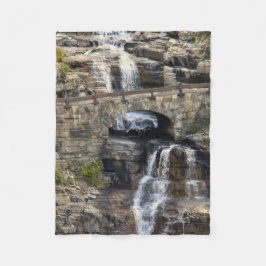 Cascading Through Stone Fleece Deken