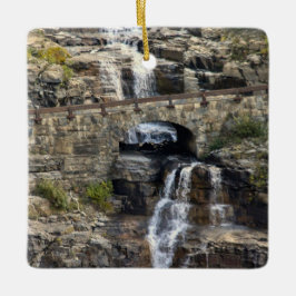 Cascading Through Stone Keramisch Ornament