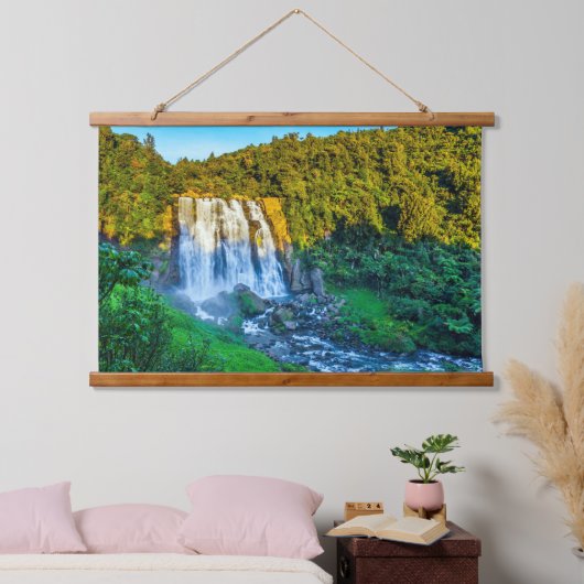 Cascading Waterfall Lush Forest Landscape Zonsonde Hangend Wandkleed (Slaapkamer)
