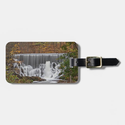 Cascading woodland waterval en herfst folia bagagelabel (Voorkant horizontaal)